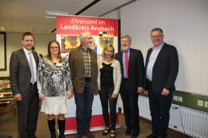 (v.l.n.r.): Landrat Dr. Jürgen Ludwig, Asylkoordinatorin Petra Clausen, Günther Schmidt, Monika Hoenen, Stellvertretender Landrat Kurt Unger und Kurt Gerhäusser, zuständig für Leistungen für Asylbewerber im Landratsamt Ansbach. 